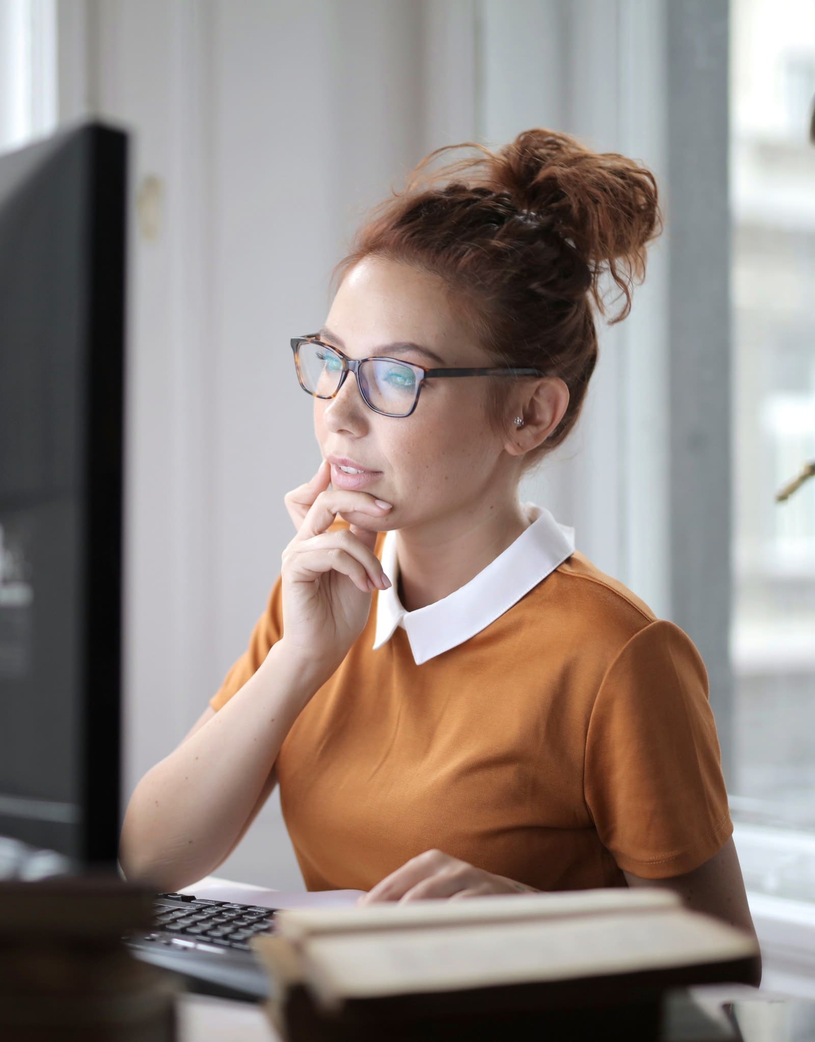Femme posée et concentrée, image de la reconquête de sa valeur et de sa confiance