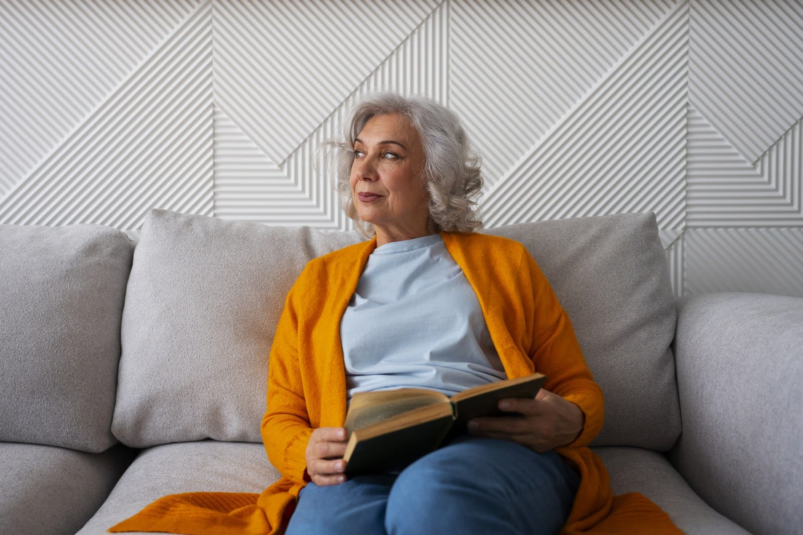 Femme contemplative avec un livre, symbole du retour à soi