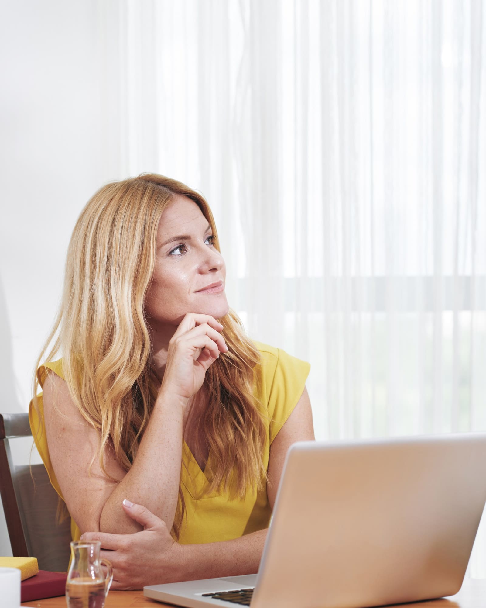 Femme dirigeante prenant le temps de se poser