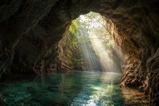 Grotte baignée de lumière, symbole d’un espace ressource et sécurisant