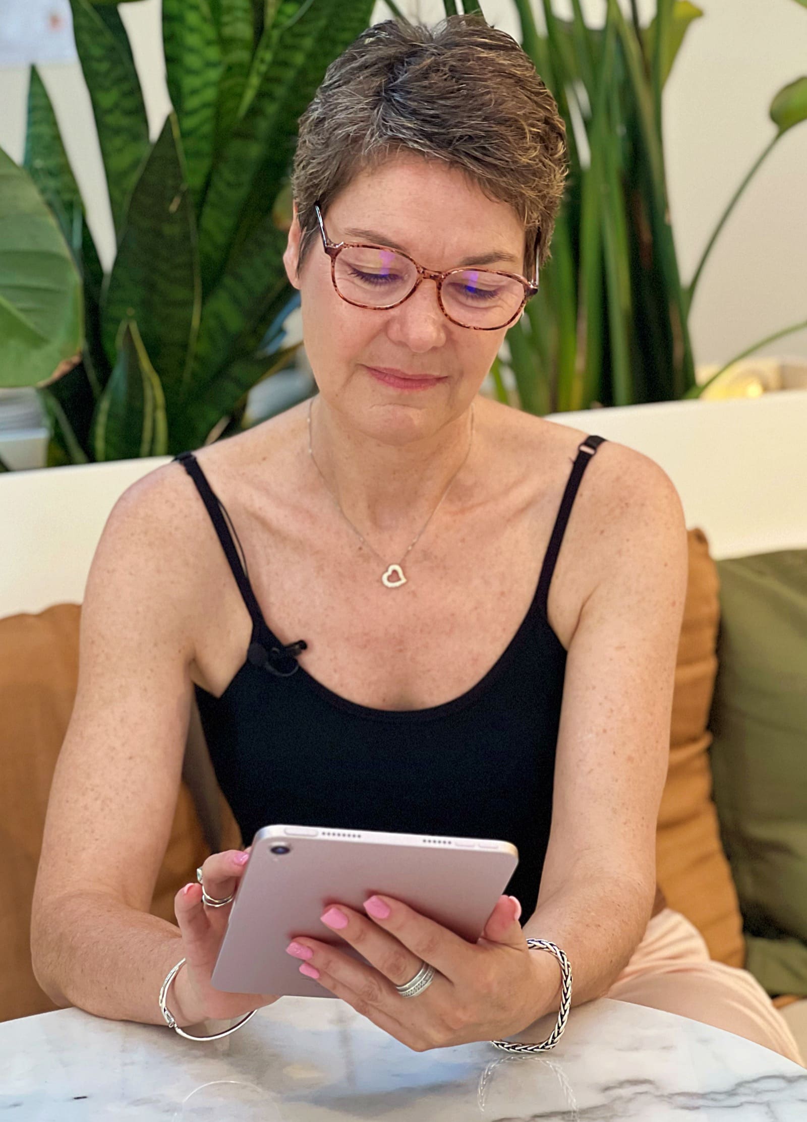Sylvie Renoulet consultant les réponses d’un quiz sur sa tablette